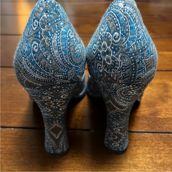 Women’s BCBGirls Blue Metallic Silver Fabric Open Toe
Heels -sz 7.5 B Victorian - Picture 4 of 11